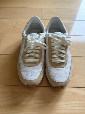 Nike Women's White and Tan Floral Accent Sneakers Size 9